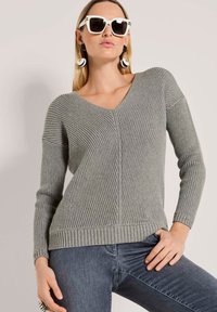 Grau gerippter Strickpullover mit V-Ausschnitt, langen Ärmeln und lockerer Passform. Verfügt über eine strukturierte Oberfläche und einen breiten gerippten Saum.