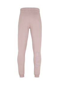 Pantaloni della tuta rosa con vita elasticizzata, gambe affusolate e logo "FILA" ricamato sul lato sinistro. Realizzati in materiale morbido ed elasticizzato.