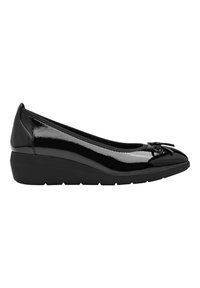 Ballet flats en cuir verni noir avec un bout rond, présentant un petit nœud décoratif et un talon compensé pour plus de hauteur et de stabilité.