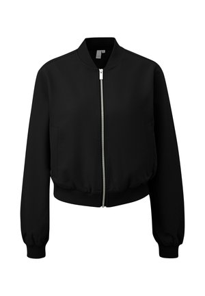 Zwarte bomberjack met zilveren ritssluiting aan de voorkant, geribde kraag, manchetten en zoom, en lange mouwen.