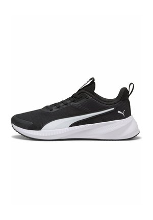 Baskets de sport noires avec semelle blanche et logo Puma, dotées d’une tige en mesh et d’une languette au talon, visibles de profil sur fond blanc.