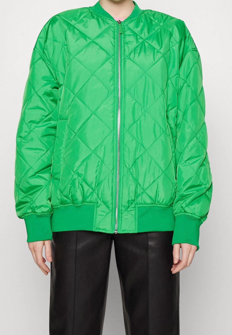 Gevoerd groen bomberjack van glanzend materiaal, met een ritsluiting, ribgebreide manchetten en tailleband; diamantpatroon over het hele jack.