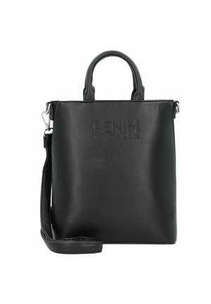 Sac à main synthétique noir avec double poignée supérieure et une bandoulière amovible. Présente un logo embossé à l'avant et un design rectangulaire élégant.