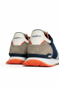 Sneaker con tomaia in suede grigio testurizzato e blu navy, tallone crema, dettagli arancioni e un prominente logo "HOFF" sul retro.