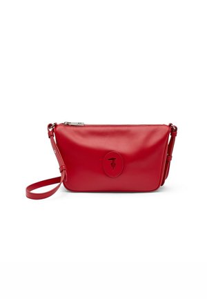 Czerwona skórzana kopertówka na nadgarstek z zamkiem błyskawicznym, regulowanym paskiem oraz wytłaczanym logo na środku przedniej strony.