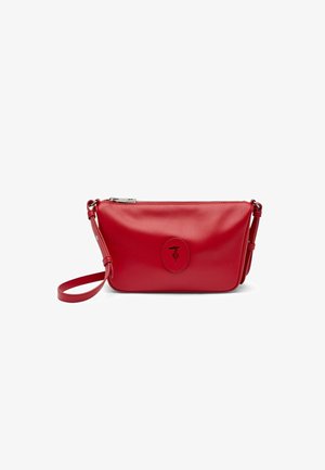 Bolso de mano tipo pulsera de cuero rojo con cierre de cremallera, correa ajustable y parche con logo en relieve en el centro frontal.