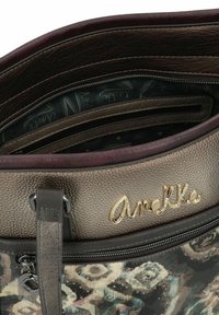 Texturiertes graues Täschchen mit burgunderrotem Akzent, ausgestattet mit einem goldenen "AnelKa"-Logo und mehreren Fächern, darunter ein Reißverschlussfach.
