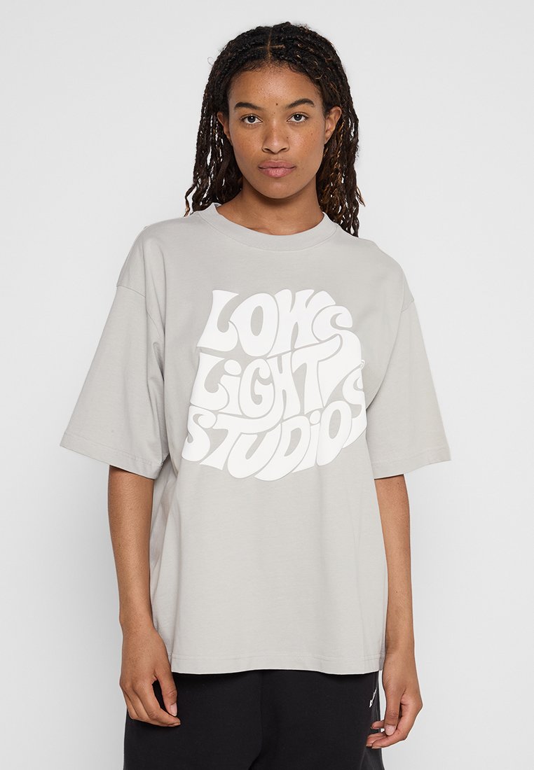 LOW LIGHTS STUDIOS® T-shirt print lichtgrijs