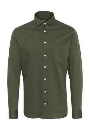 Camisa verde de manga larga hecha de tejido texturizado, con cuello tipo button-down y botones blancos en la parte frontal. Sin patrones ni acentos.