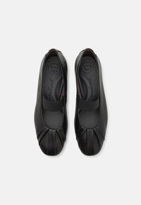 Bailarinas de cuero negro con diseño de punta plisada. Cuentan con una cinta elástica, una textura suave y la inscripción "Super Soft" en la plantilla.