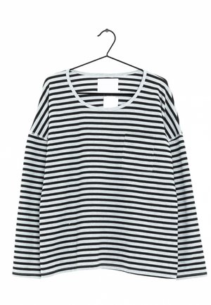Chemise à manches longues à rayures horizontales noires et blanches avec col rond et petite poche poitrine, suspendue à un cintre noir.