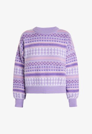 Ljubičasti pulover uzorka s okruglim izrezom, rebrastim manžetama i više horizontalnih pruga u različitim nijansama lavande i ružičaste.