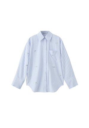 Chemise bleu clair à manches longues boutonnée avec de fines rayures verticales rouges et blanches et plusieurs petits trous usés sur le devant et les manches.