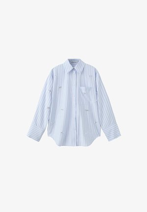 Chemise bleu clair à manches longues boutonnée avec de fines rayures verticales rouges et blanches et plusieurs petits trous usés sur le devant et les manches.
