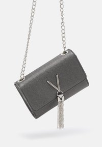 Clutch metallico grigio con tracolla a catena, caratterizzato da un prominente logo a "V" in argento e un dettaglio di nappina a catena pendente. Esterno a texture liscia.