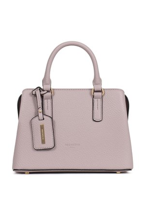 Jasnofioletowa teksturowana skórzana torebka z zakrzywionymi uchwytami, złotymi okuciami oraz zawieszką z logo na lewym uchwycie.