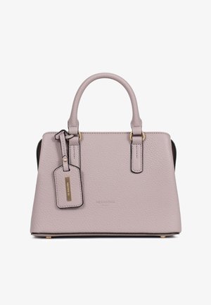 Leichte, fliederfarbene Handtasche aus strukturiertem Leder mit geschwungenen Griffen, goldfarbenen Beschlägen und einem Markenanhänger, der am linken Griff hängt.