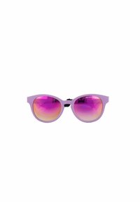 Violet aurinkolasit kissansilmämuotoisina. Gradient-linssit siirtyvät vaaleanpunaisesta keltaiseen. Mattapintainen kehys, jossa hillitty brändäys sivussa.