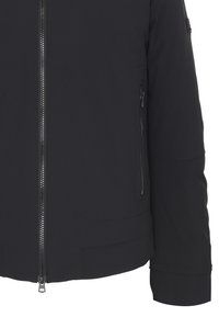 Giacca nera con finitura testurizzata, zip frontale e tasche laterali. Il design presenta cuciture minime e una silhouette affusolata.