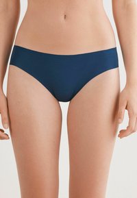 Mörkblå bikiniunderkläder med en jämn yta, låg midjehöjd och minimalistisk design, som har rena linjer och inga synliga mönster.