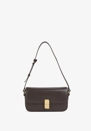 Borsa a tracolla in pelle marrone con una leggera lucentezza, forma rettangolare, tracolla regolabile e chiusura con fibbia color oro.