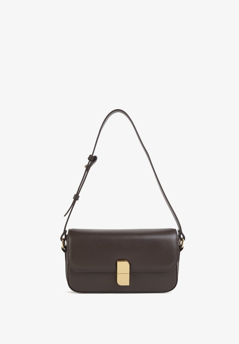 Braune Leder-Crossbody-Tasche mit einem dezenten Glanz, rechteckiger Form, verstellbarem Tragegurt und goldfarbener Verschlussklammer.