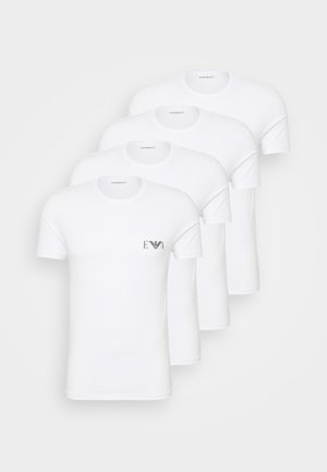 Quatre t-shirts en coton blanc à manches courtes, avec des encolures rondes et un petit logo noir sur la poitrine gauche. Texture lisse et unie.