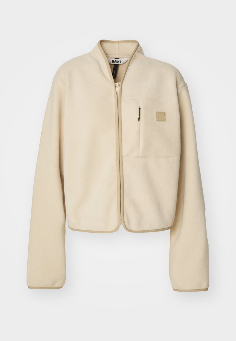 Beige fleece jack met een hoge kraag, voorzien van een rits aan de voorkant en een borstzak. Afgewerkt met contrasterende biezen en een klein logo label.