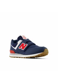 Zapatillas deportivas en color azul marino y rojo con una parte superior de malla transpirable, tiras de velcro, acentos en blanco y una suela de goma texturizada para mayor tracción.