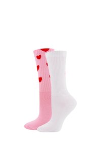 Para skarpetek, jedna różowa w czerwone serca, a druga gładka biała, przedstawione na białym tle.