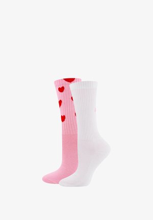 Ein Paar Crew-Socken, eine pinkfarbene mit roten Herzen und eine plain weiße, vor einem weißen Hintergrund präsentiert.