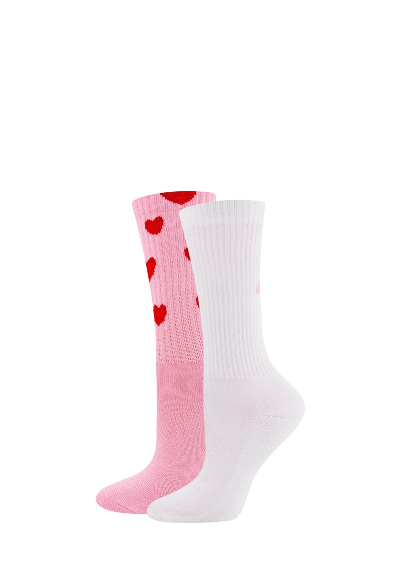 Para skarpetek, jedna różowa w czerwone serca, a druga gładka biała, przedstawione na białym tle.