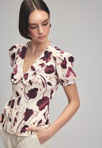 adL V NECK - Blouse - patterned vanilla