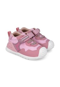 Scarpe da ginnastica rosa realizzate con materiali in rete e sintetici. Presentano una fascia regolabile, suole testurizzate e puntali rinforzati.