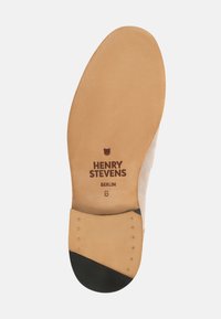 Suola di scarpa in pelle marrone con superficie color sabbia, accentuata da un tacco nero e dettagli del marchio in rilievo: "HENRY STEVENS BERLIN", taglia 8.