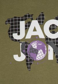 Tejido de color verde olivo con un diseño gráfico de un mapa del mundo y un globo en púrpura, acompañado de un texto en blanco audaz que dice "JACK".