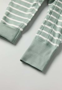Lysegrønt strikket stof med hvide vandrette striber; har ribbede manchetter og knapdetalje på kroppen. Blød tekstur, casual design.