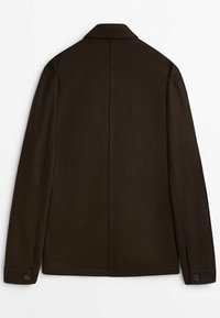 Veste à manches longues marron foncé avec col, poignets boutonnés et couture centrale au dos, présentée à plat de dos sur un fond blanc.