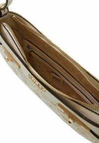 Sac bandoulière beige clair avec ferrures dorées, comprenant plusieurs compartiments zippés et un motif floral texturé sur l'extérieur.