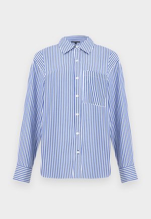 Camisa de manga larga a rayas verticales en azul y blanco con botones al frente, cuello puntiagudo, bolsillo en el pecho y puños con botones.