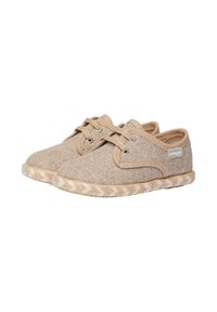 Zapatos de lienzo beige con puntera redonda, diseño de cordones y suela de yute trenzado. Parte superior texturizada con acentos en tono marrón contrastante.