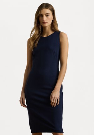 Vestito senza maniche di colore navy, silhouette aderente, collo rotondo, realizzato in tessuto morbido, lunghezza al ginocchio, dettagli minimi, senza motivi visibili.