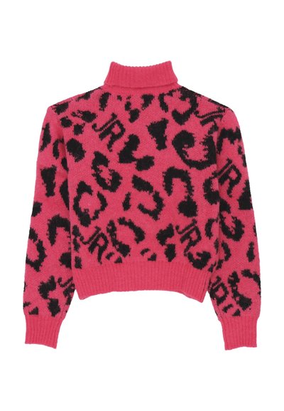 Maglione rosa lavorato a maglia con colletto alto, caratterizzato da un motivo a stampa leopardata nera e testo "JR" in nero sulla parte anteriore. Design in tessuto testurizzato.