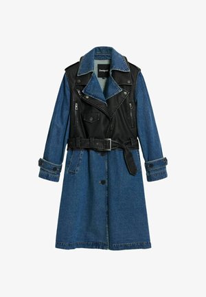 Dame frakke i denim og læder med en sort overdel og blå denimærmer. Den har en bæltevidde, lynlåse og en klippet krave.