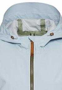 Lichtblauwe waterdichte jas met een capuchon, een voormezipper met metalen tanden en een bruine leren accent. De binnenkant heeft een contrasterende groene voering.