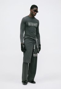 032c ONE DOLLAR BILL UNISEX - Pitkähihainen paita - faded black