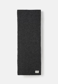 Dunkelgrauener Wollschal, rechteckige Form, weiche Textur, mit säuberlich verarbeiteten Kanten und einem kleinen Markenlabel an einem Ende.