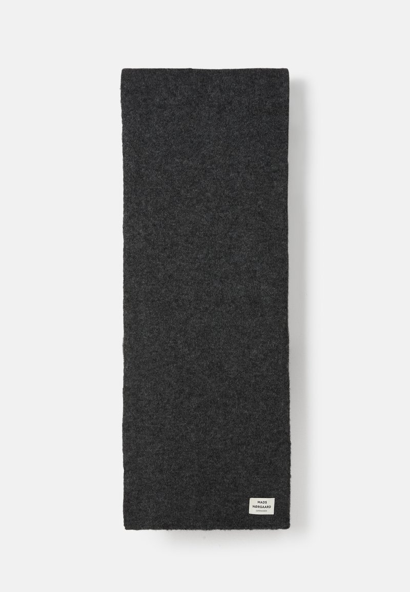 Dunkelgrauener Wollschal, rechteckige Form, weiche Textur, mit säuberlich verarbeiteten Kanten und einem kleinen Markenlabel an einem Ende.