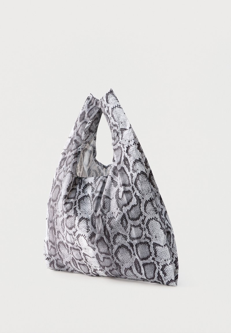 Sac fourre-tout en tissu réutilisable avec un motif serpent gris et noir, doté de poignées intégrées et d'une structure souple et flexible.