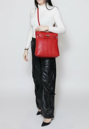 Roberta Rossi, CONVERTIBLE INTO - Rugzak - red